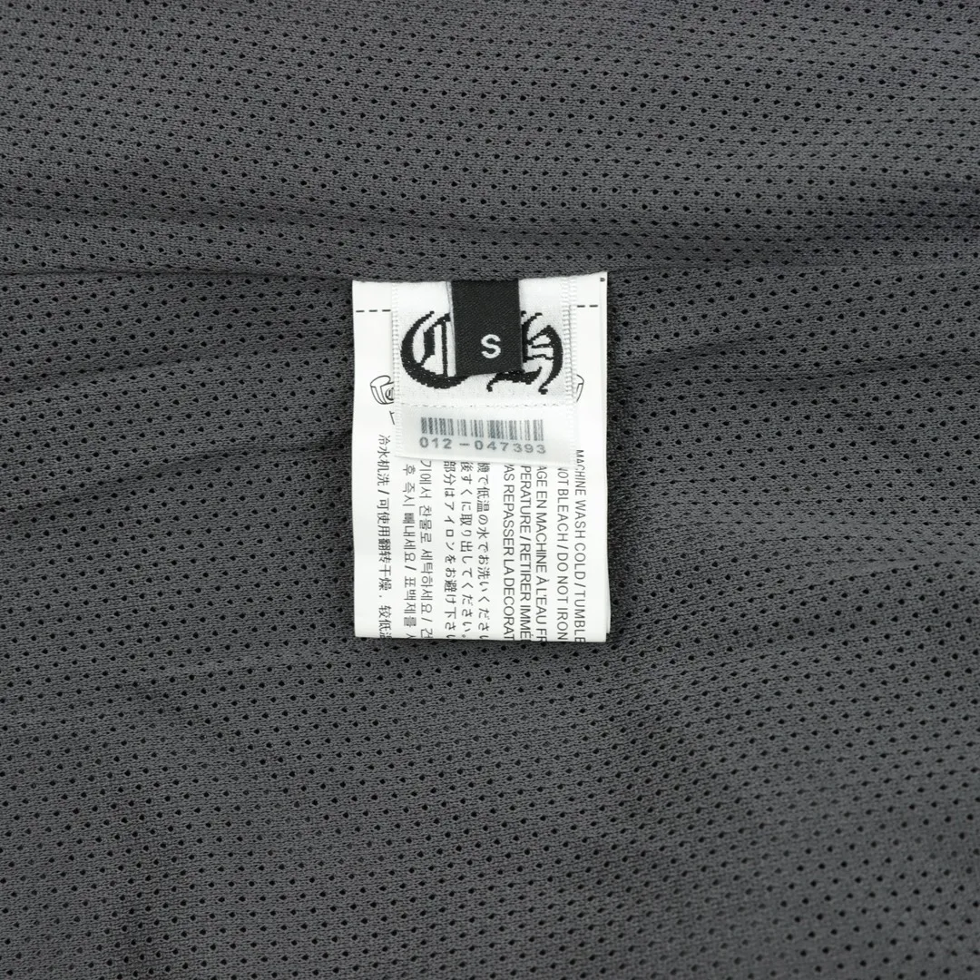 🅿️570 CH/Cro Xin Dark pattern all-over printed windbreaker jacket. The fashionable and western-style color scheme gives off a fashionable and casual temperament, rejuvenating youthful vitality! Made from customer-supplied fabrics, a real high-end product! It is not an ordinary deflationary quality. It is different from "soft and soft" fabrics. It has a delicate and soft texture, gentle and non-prickly feeling. The density of imported custom fabrics is also very tight, neat and does not change shape, always maintaining the brand's classic and rigorous image! The metal snap-type design is provided by customers, and the upper body is full of shape. It is a must-have item for quality control! size：XS-L